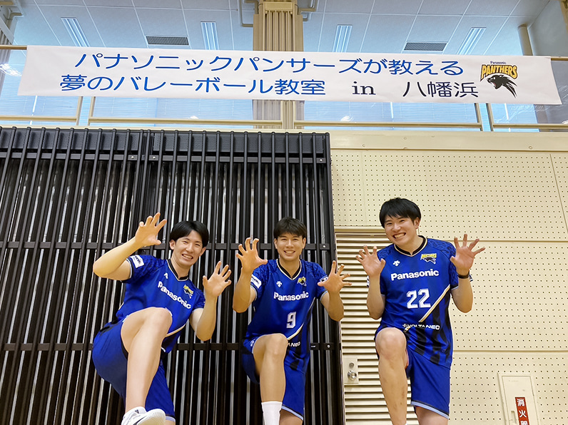 写真:ポーズをとる垂水選手、今村選手、小宮選手