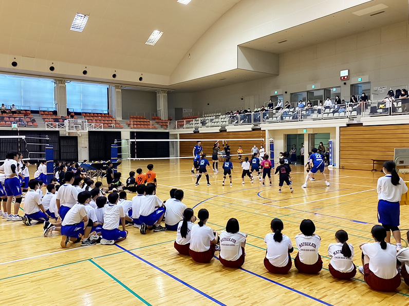写真:練習をする選手と小学生たち