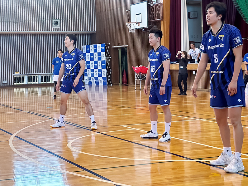 写真:指導する新選手、伊賀選手、仲本選手