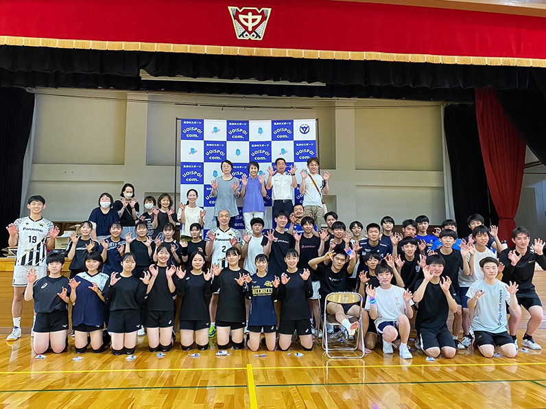 写真:選手と子供たちの集合写真