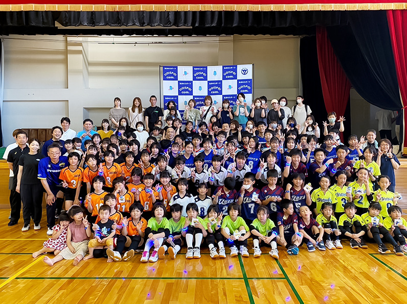 写真:選手と子供たちの集合写真