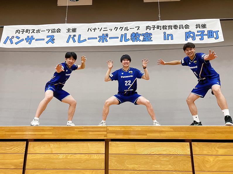 写真:ポーズをとる垂水選手、小宮選手、今村選手