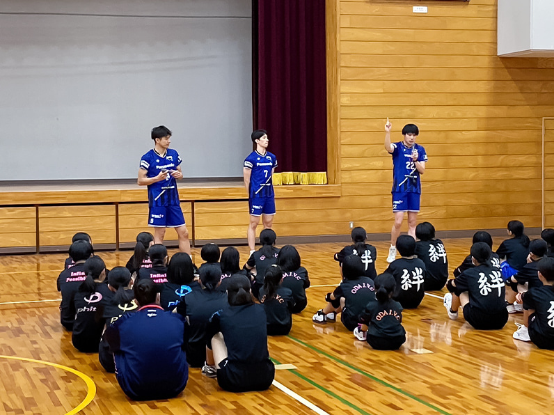 写真:指導する選手と話を聞いている子供たち