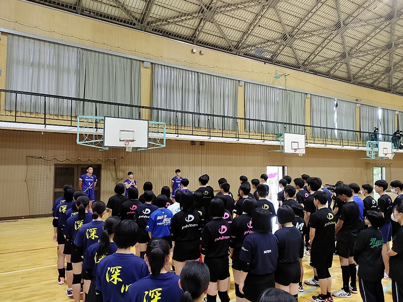 写真:指導する選手と話を聞いている子供たち