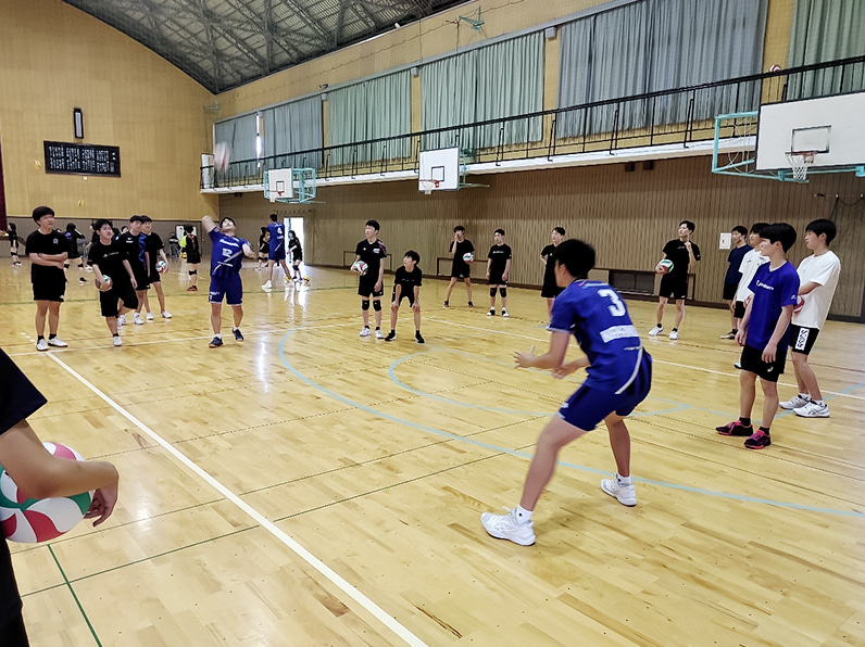写真:練習をする選手と中学生たち