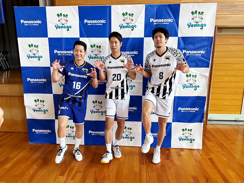 写真:ポーズをとる伊賀選手、新選手、仲本選手