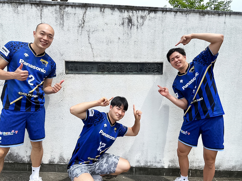 写真:ポーズをとる深津選手、伊藤選手、仲本選手