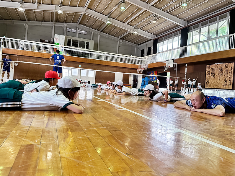写真:練習する選手と小学生たち