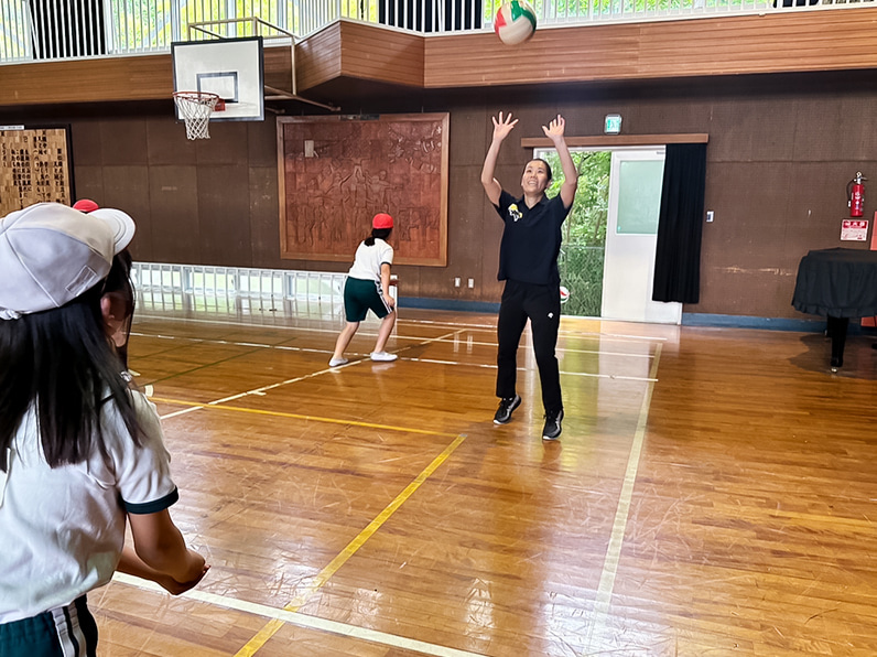 写真:練習する辻本通訳と小学生たち