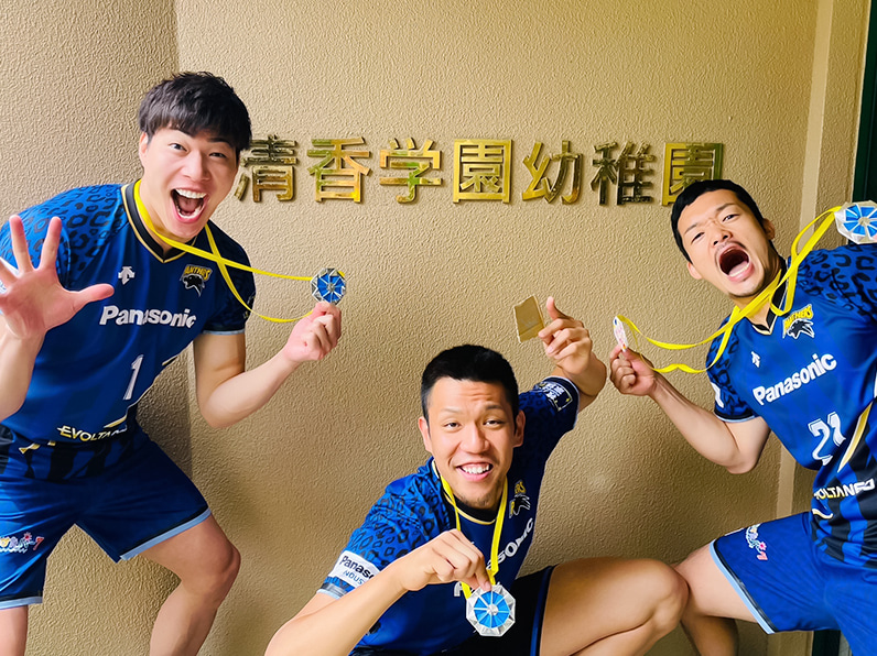 写真:ポーズをとる清水選手、大竹選手、兒玉選手