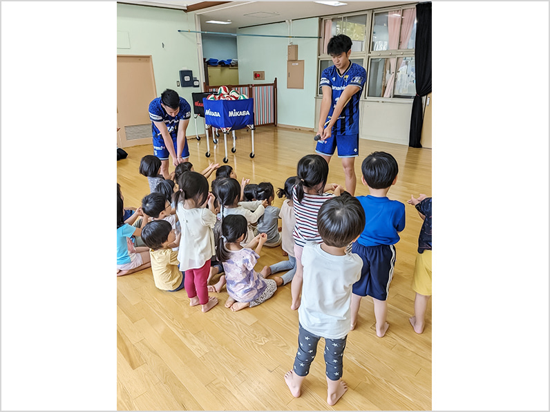 写真:指導する選手と練習する子供たち