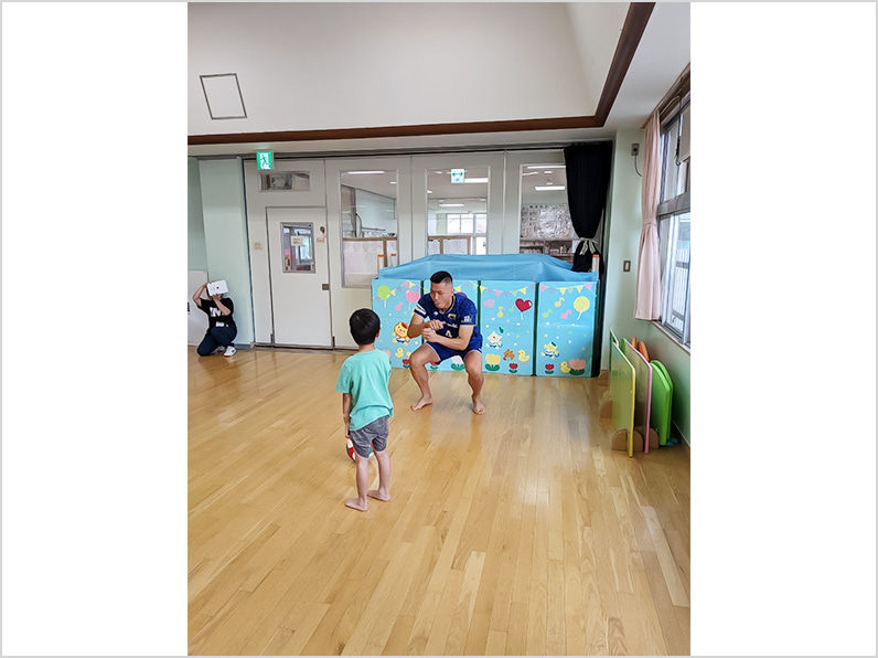 写真:練習する大竹選手と子供