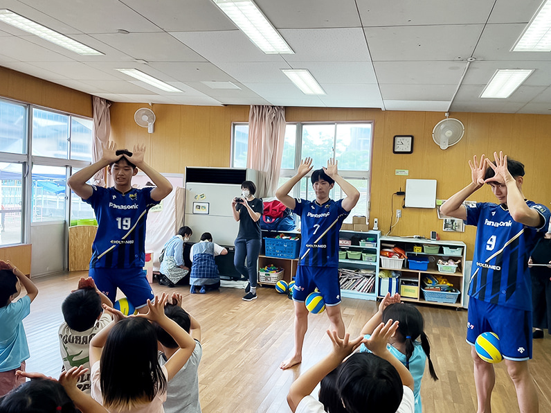 写真:指導する選手と練習する子供たち