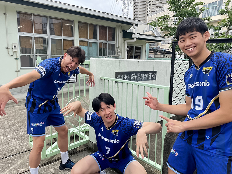 写真:ポーズをとる今村選手、垂水選手、西川選手