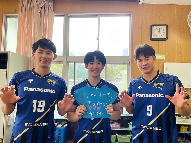 写真:ポーズをとる西川選手、垂水選手、今村選手