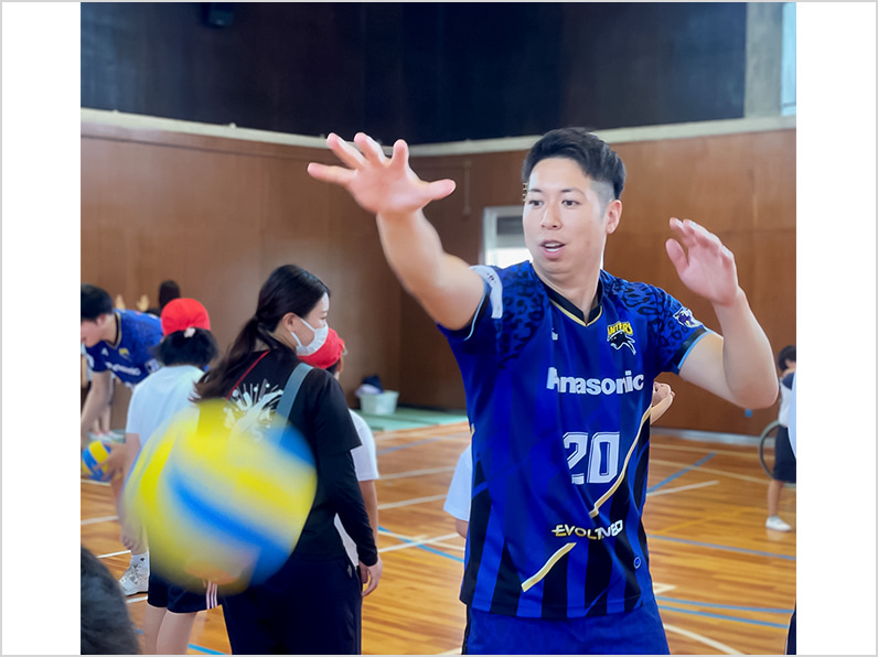 写真:指導する新選手