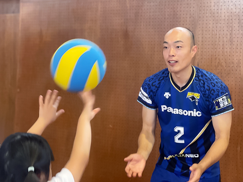 写真:練習する子供と指導する深津選手