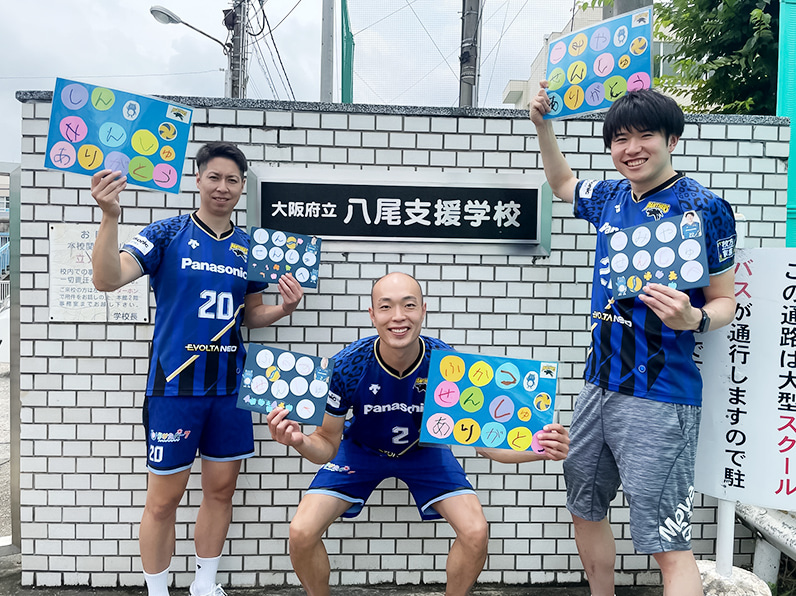 写真:ポーズをとる新選手、深津選手、小宮選手