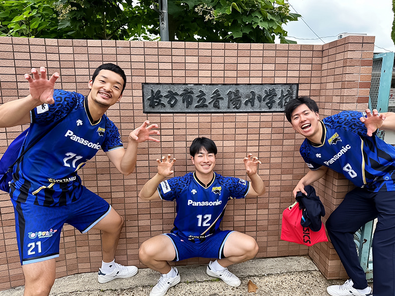 写真:ポーズをとる兒玉選手、伊藤選手、仲本選手