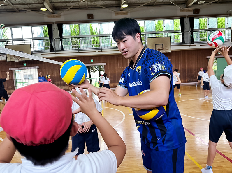 写真:指導する伊藤選手と練習する子供たち