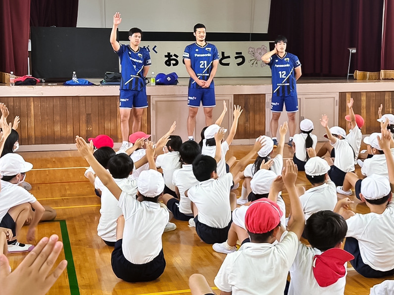 写真:指導する選手と聞いている子供たち