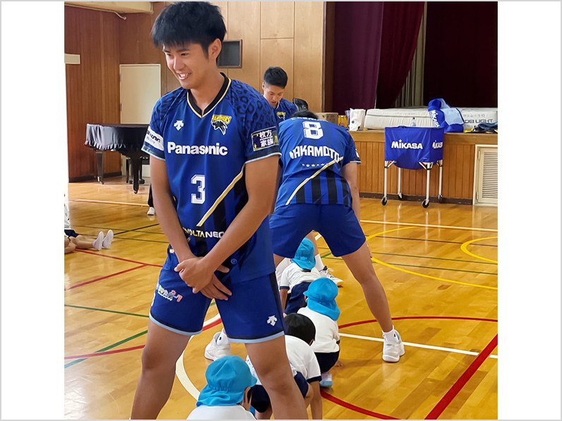 写真:練習する選手と子供たち