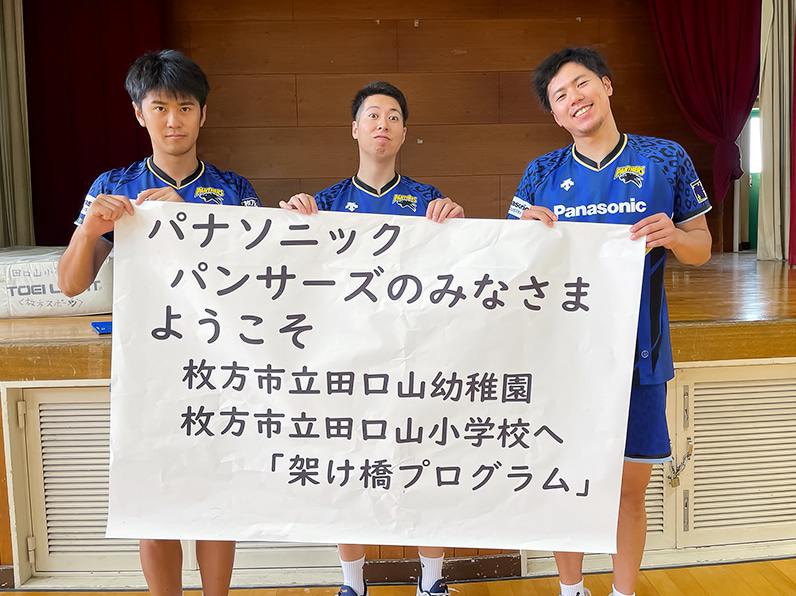 写真:ポーズをとる中村選手、新選手、仲本選手