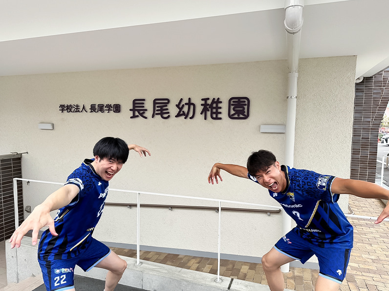 写真:ポーズをとる小宮選手、今村選手