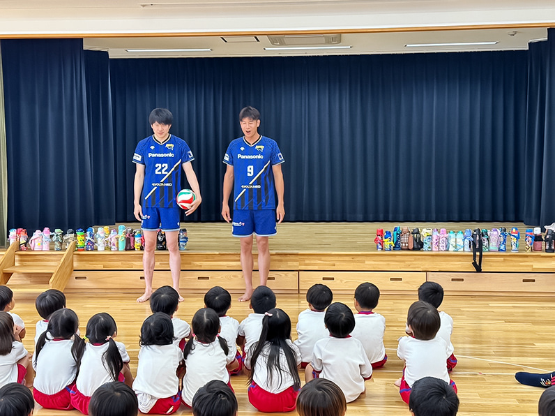 写真:指導する選手と聞いている子供たち