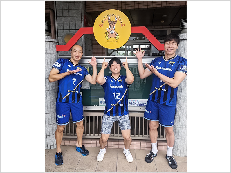 写真:ポーズをとる深津選手、伊藤選手、清水選手
