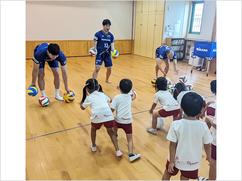 写真:練習する選手と子供たち