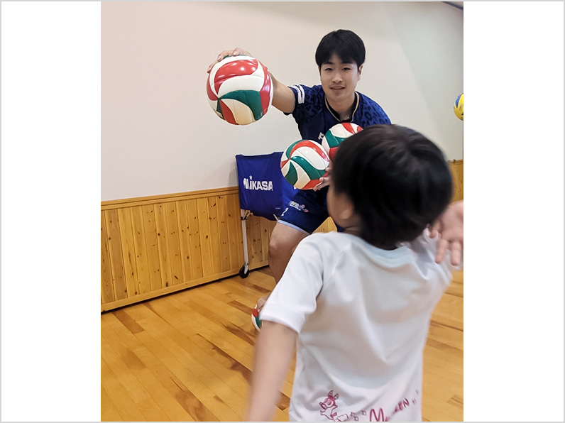 写真:練習する伊藤選手と子供たち