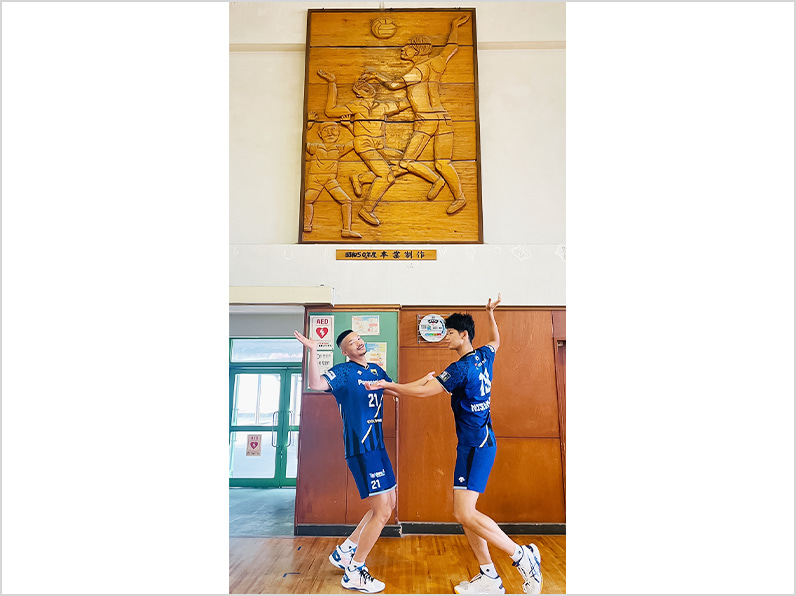 写真:ポーズをとる兒玉選手、西川選手