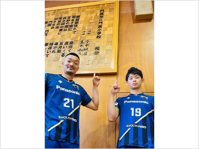 写真:ポーズをとる兒玉選手、西川選手