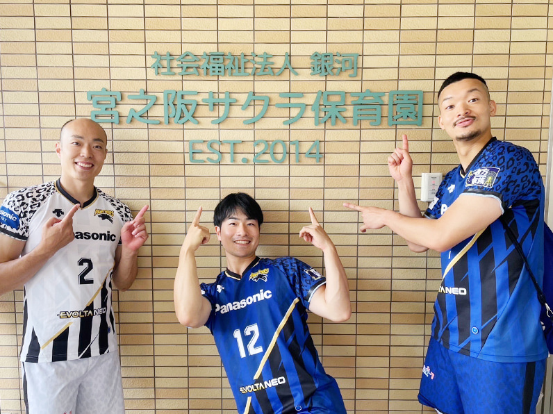 写真:ポーズをとる深津選手、伊藤選手、兒玉選手