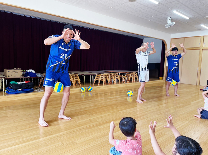 写真:指導する選手と練習する子供たち