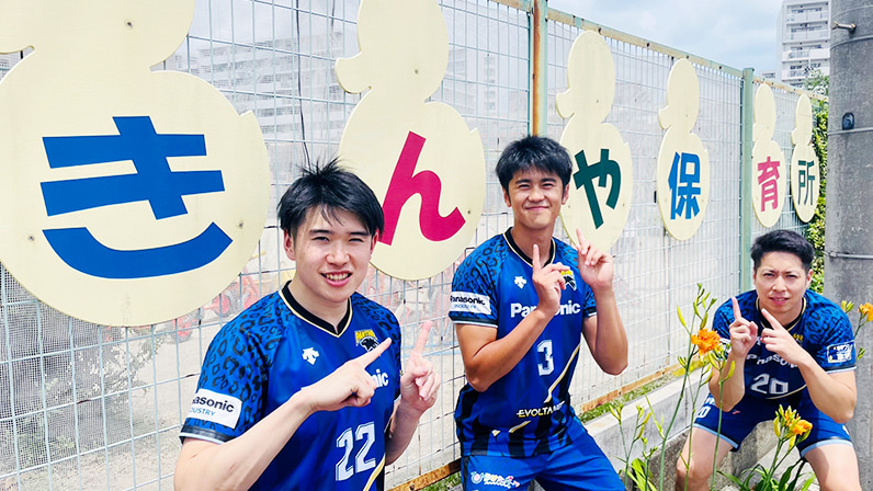 写真:ポーズをとる小宮選手、中村選手、新選手