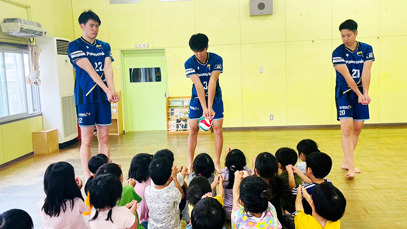 写真:指導する選手と練習する子供たち