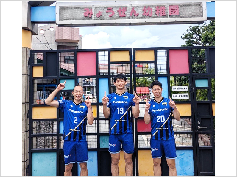 写真:ポーズをとる深津選手、西川選手、新選手