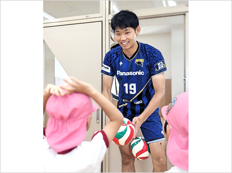 写真:練習する西川選手と子供たち