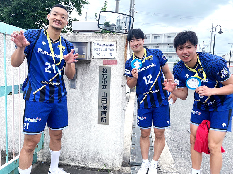写真:ポーズをとる兒玉選手、伊藤選手、仲本選手