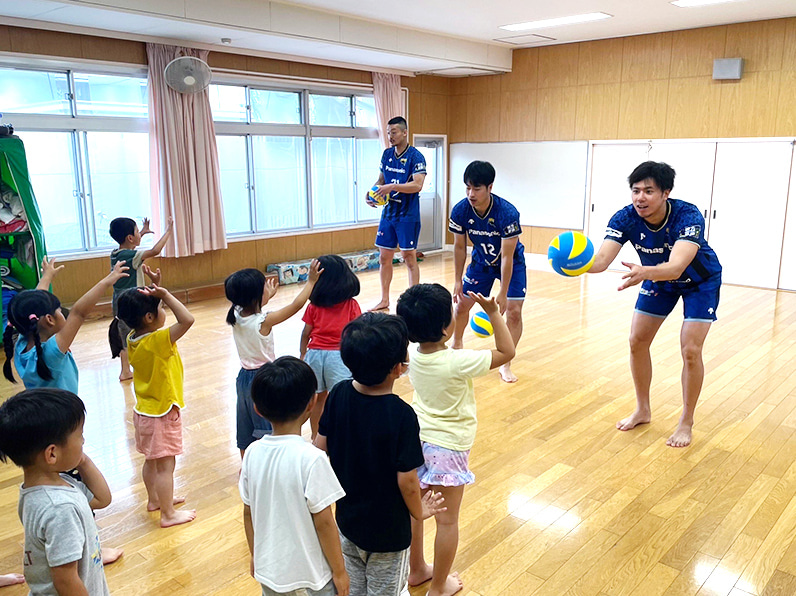 写真:練習する選手と子供たち