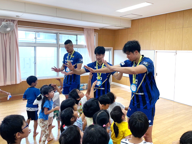 写真:練習する選手と子供たち