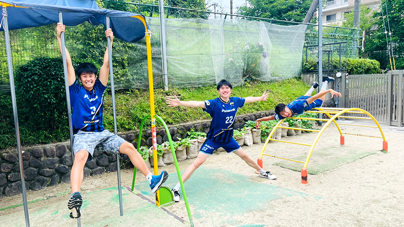 写真:ポーズをとる中村選手、小宮選手、今村選手