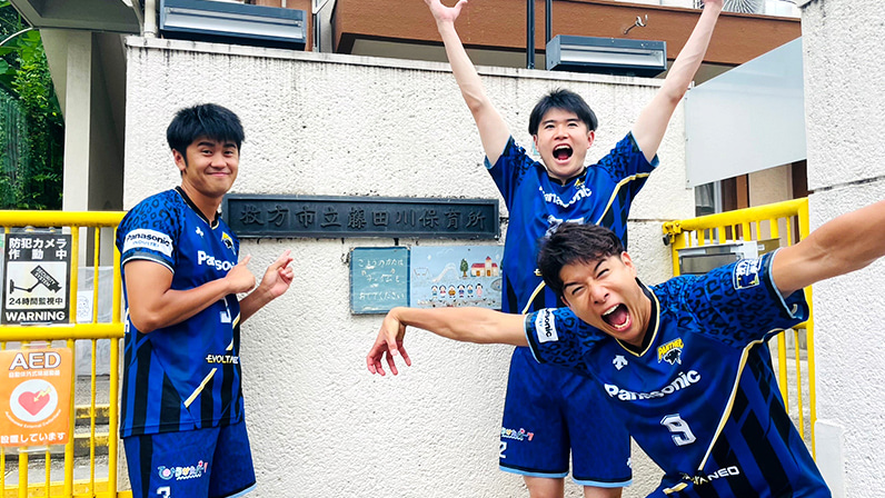 写真:ポーズをとる中村選手、小宮選手、今村選手