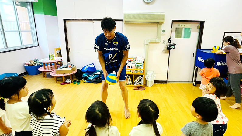 写真:指導する選手と聞いている子供たち