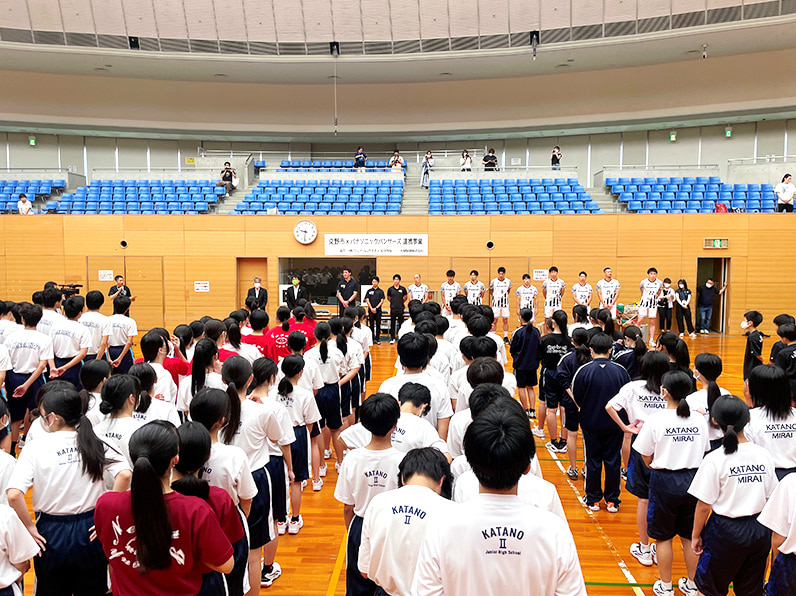 写真:整列している選手と子供たち