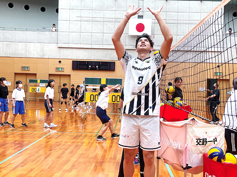 写真:練習する選手と子供たち