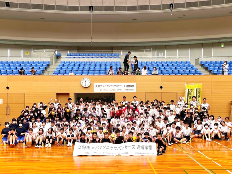 写真:選手と子供たちの集合写真