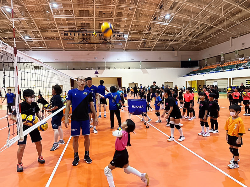 写真:練習する選手と子供たち